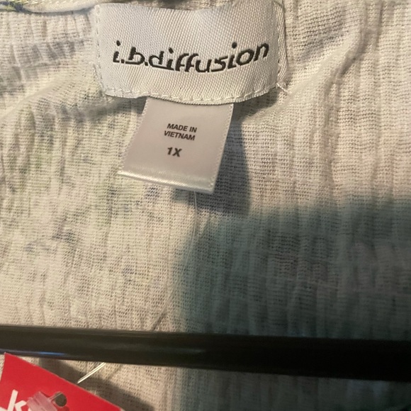 Flowy white floral print beautiful summer shirt - Picture 2 of 3